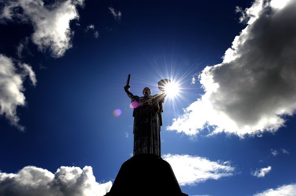 Tượng đài Tưởng niệm Chiến tranh thế giới II trong nắng chiều Kiev, Ukraina.